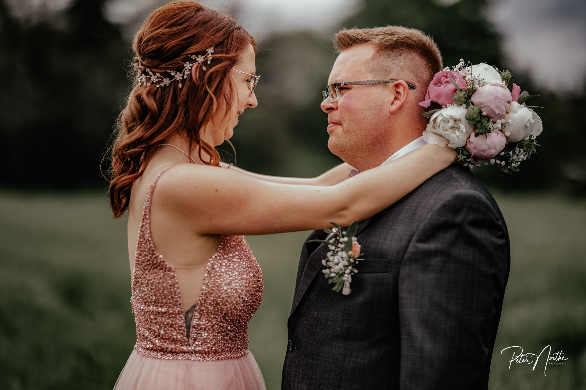 Brautpaar im Grünen – natürliche Hochzeitsfotografie in Mühlheim am Main